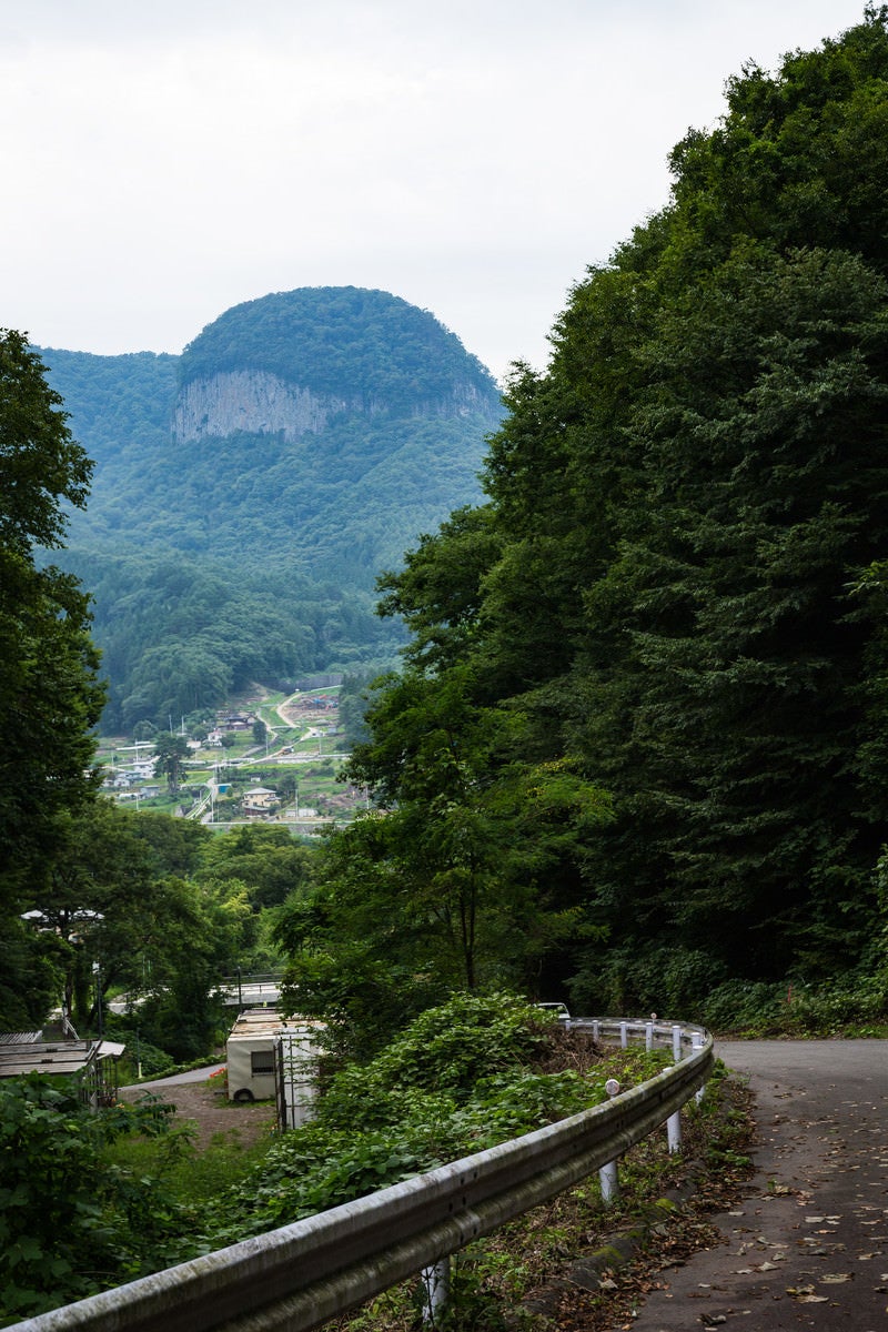 「丸岩が見える坂道」の写真