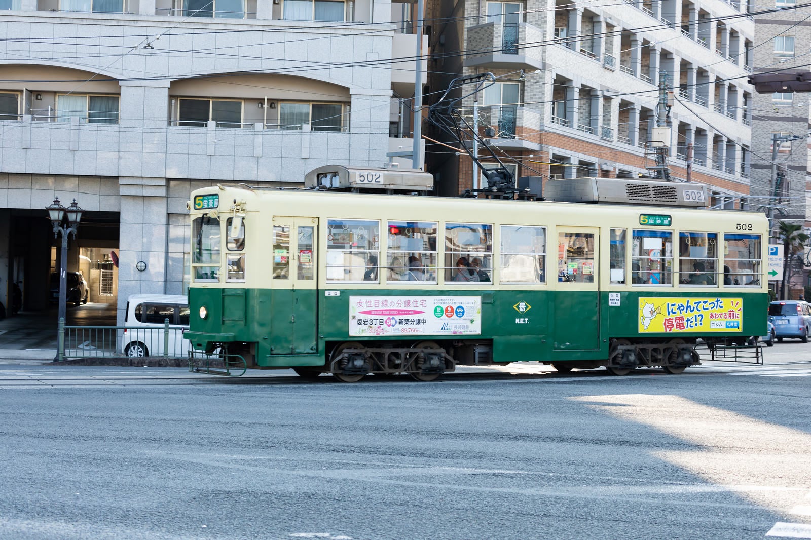 「長崎の町を走る路面電車（ちんちん電車）」の写真