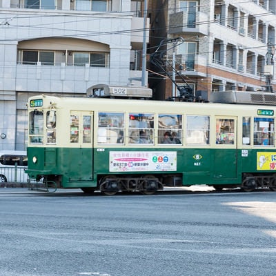 長崎の町を走る路面電車（ちんちん電車）の写真