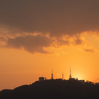 夕焼け時の稲佐山山頂展望台のシルエット（長崎）の写真
