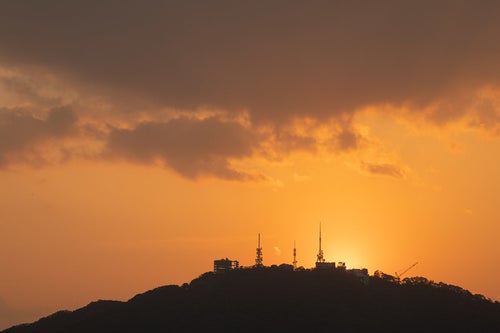 夕焼け時の稲佐山山頂展望台のシルエット（長崎）の写真