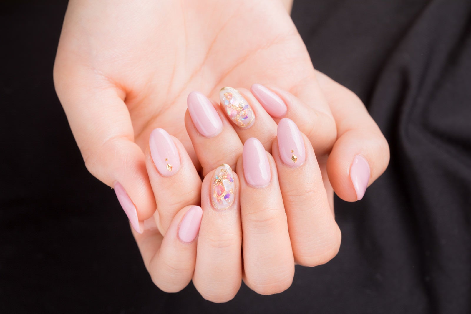 「ネイルピンクの上品な爪」の写真