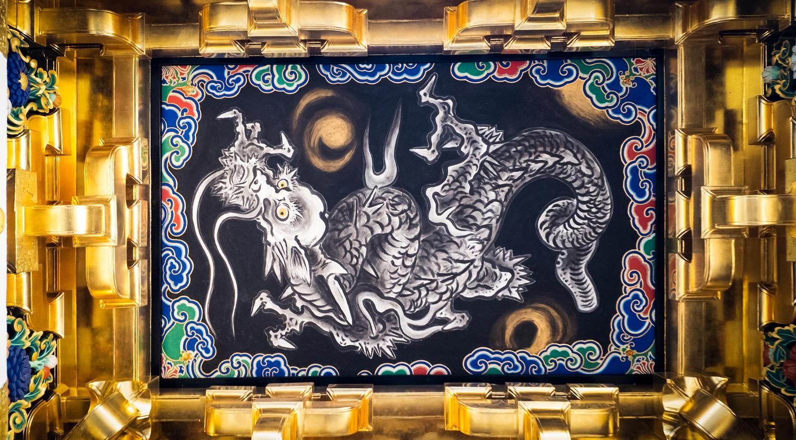 日光東照宮の社殿天井に描かれた金色枠と白龍の装飾
