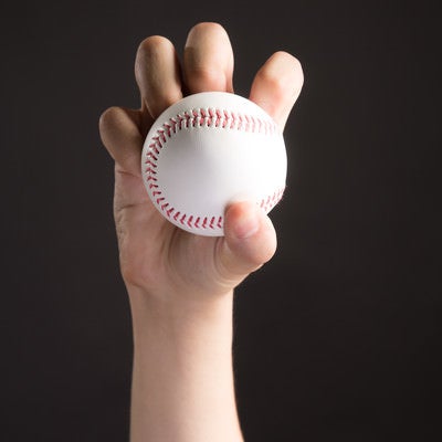 ナックル（変化球）を握る投手の写真