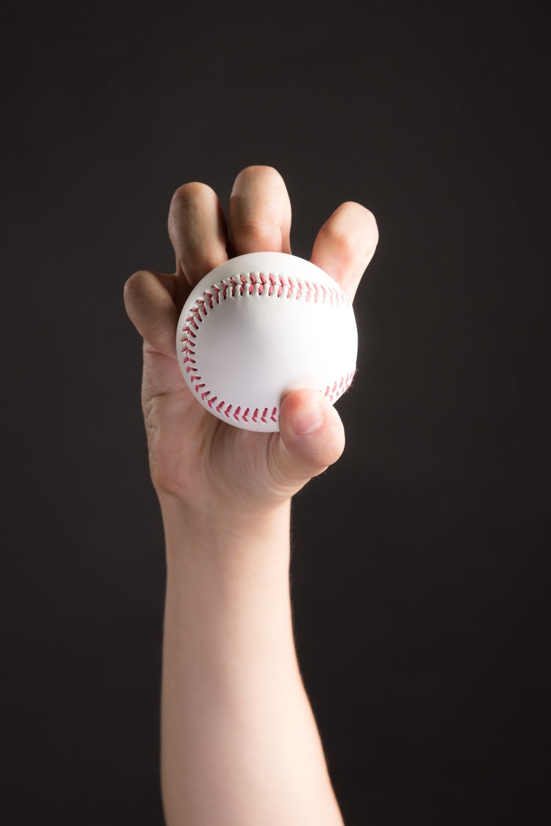 「ナックル（変化球）を握る投手」の写真