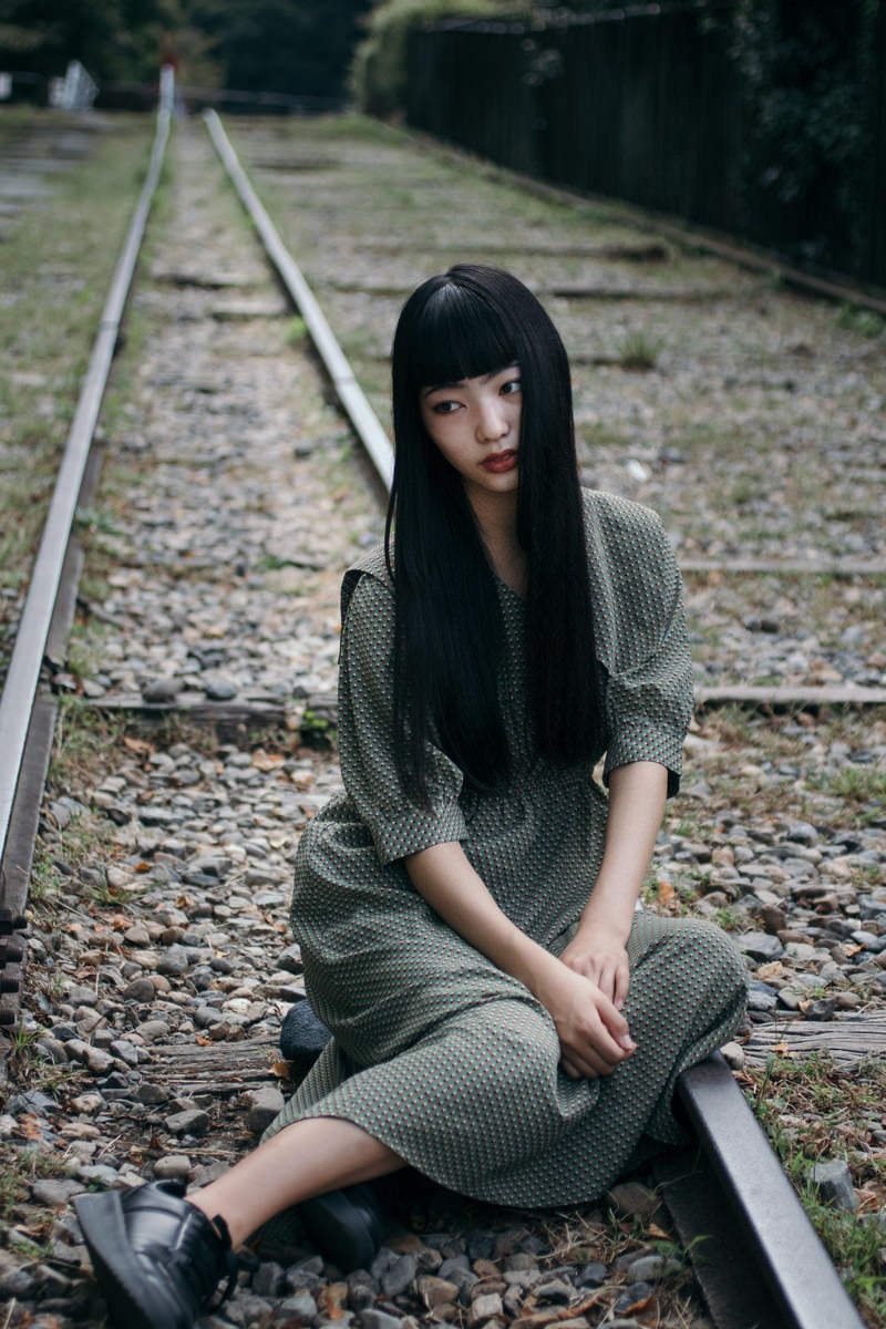 「廃線跡に座り込む女性」の写真［モデル：なんこ］