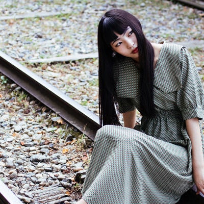 廃線になった線路の上に座ってポトレ撮影の写真