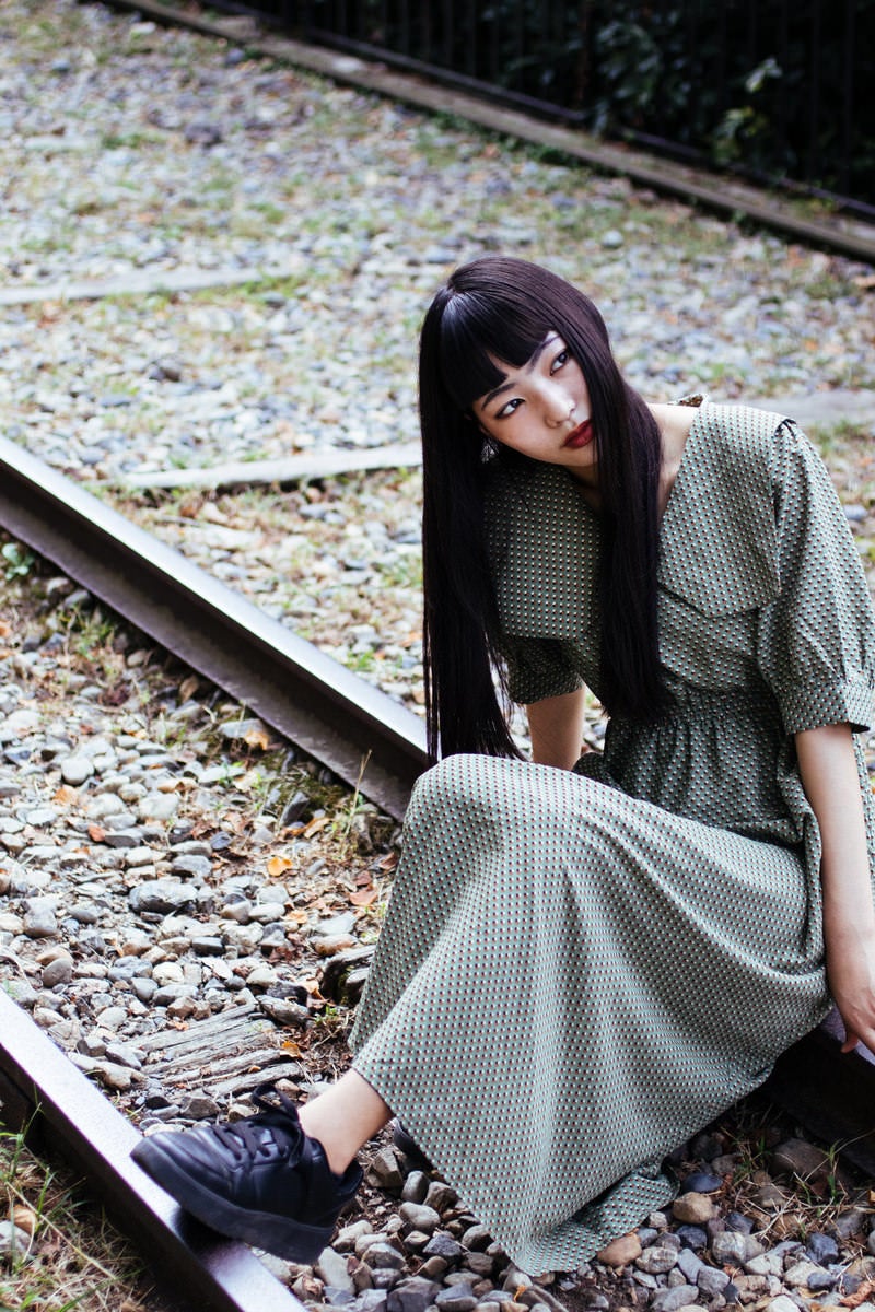 「廃線になった線路の上に座ってポトレ撮影」の写真［モデル：なんこ］