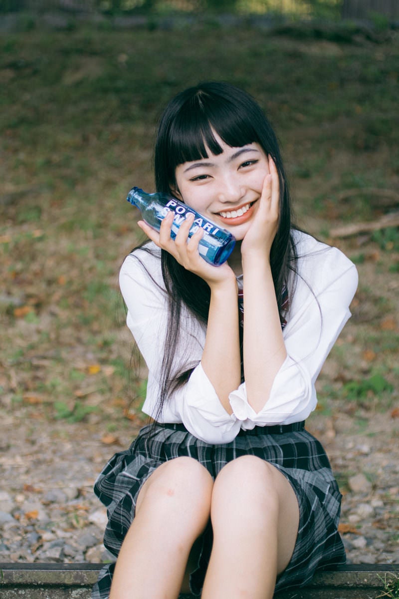「ポカリをもって微笑む女子高生」の写真［モデル：なんこ］