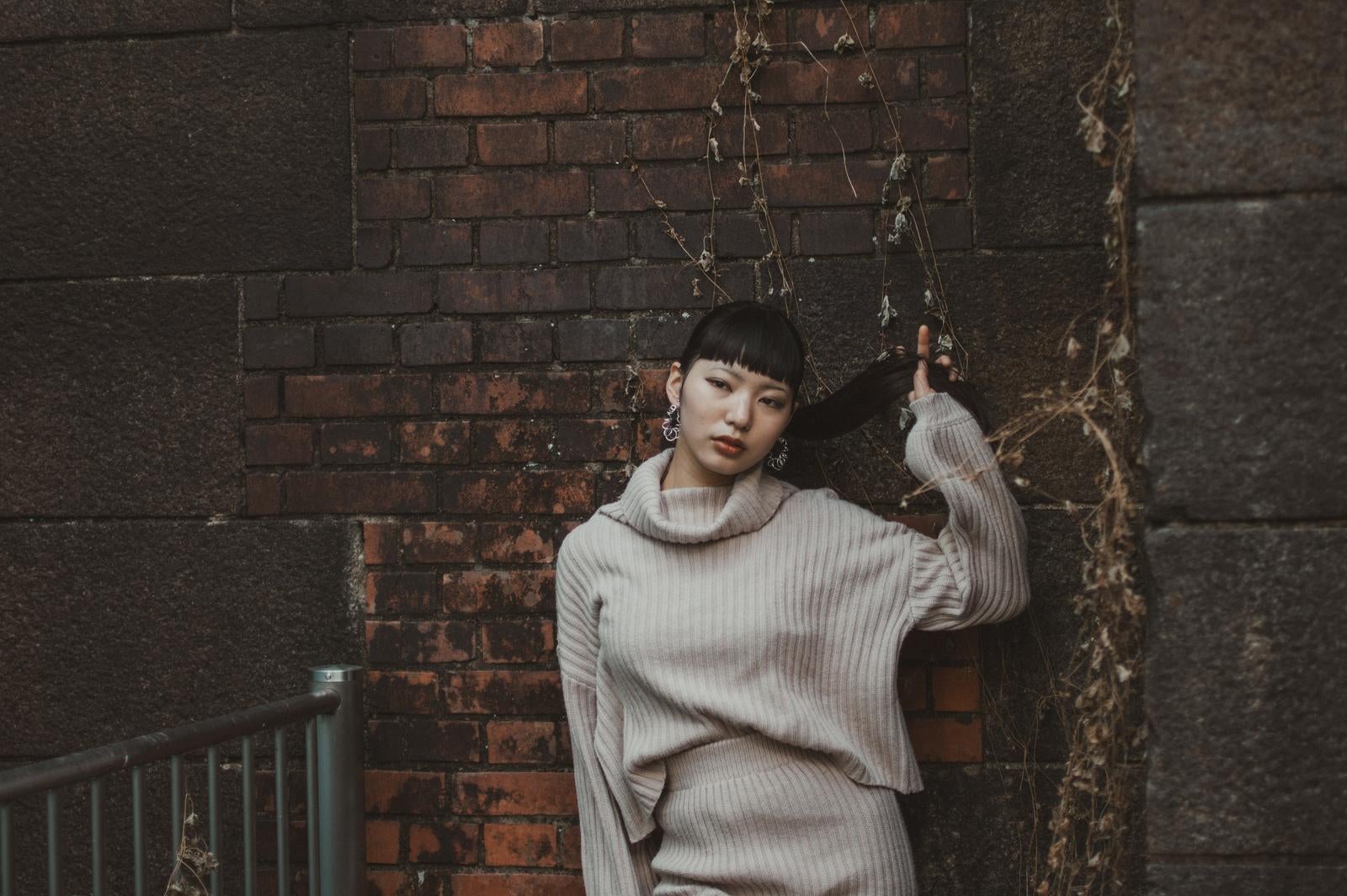 「壁ドン待ち」の写真［モデル：なんこ］
