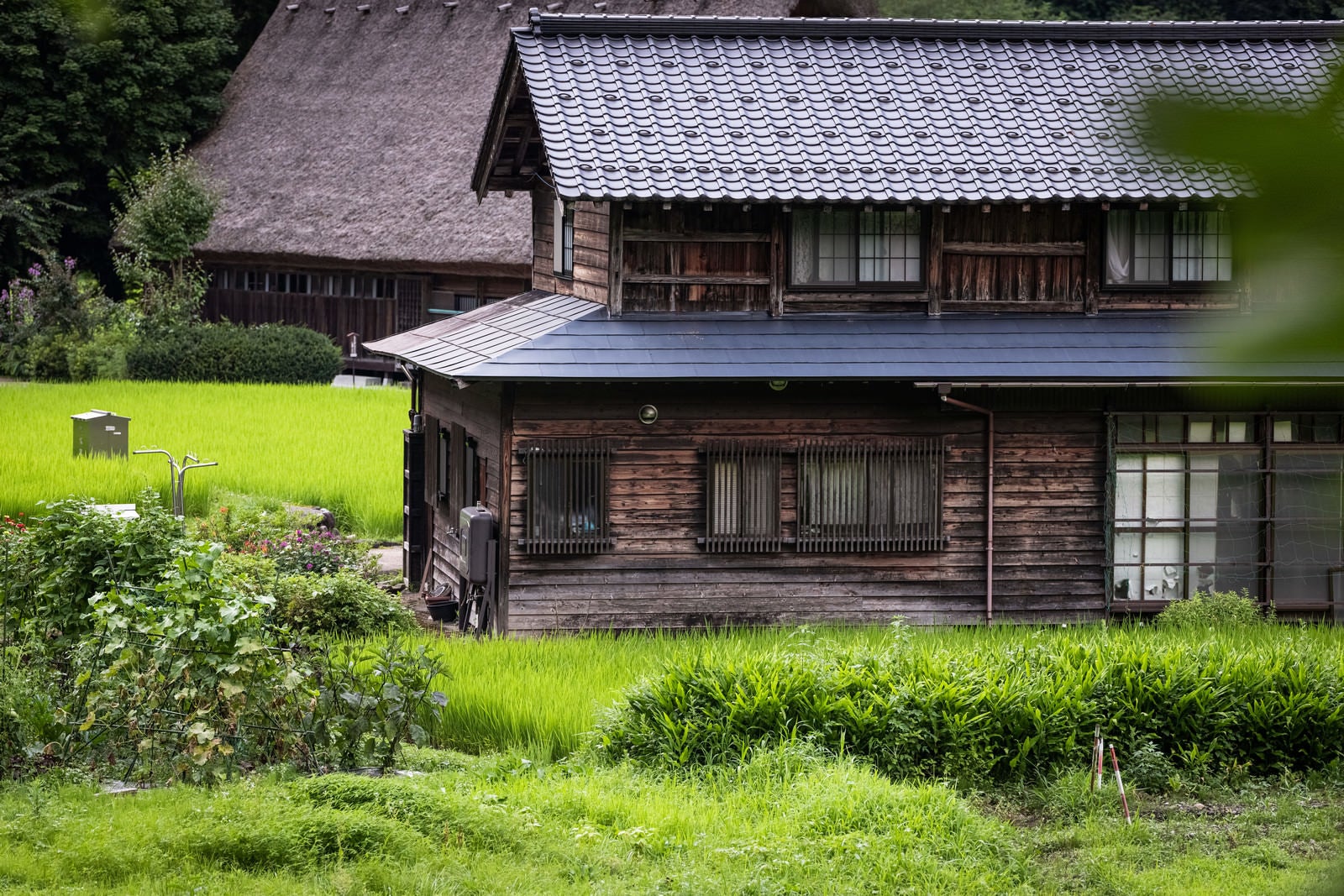 「菅沼集落の平屋2階建て」の写真