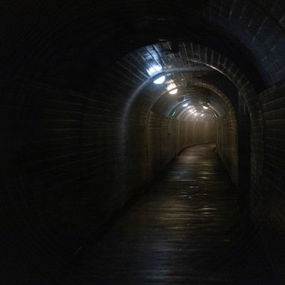 菅沼（すがぬま）集落に通じる不気味なトンネル通路の写真