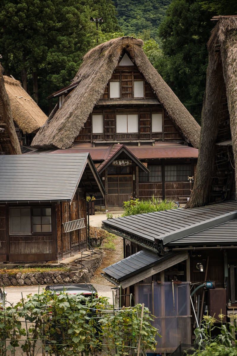 「相倉集落の合掌造りの家々」の写真
