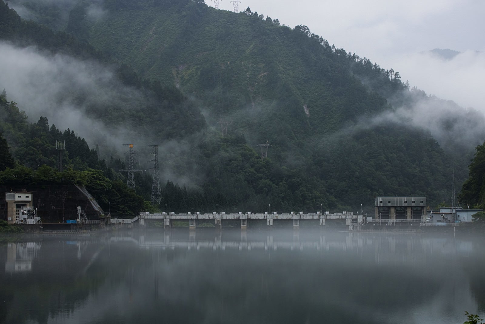 「霧に覆われるダム湖（富山県南砺市）」の写真