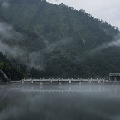 霧に覆われるダム湖（富山県南砺市）の写真