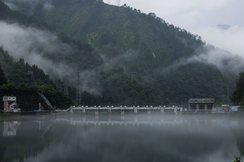 霧に覆われるダム湖（富山県南砺市）の写真