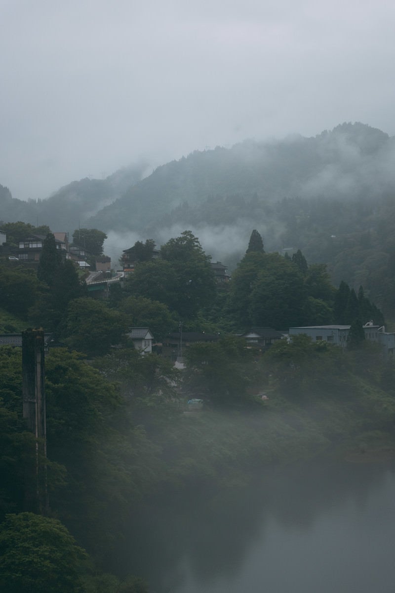 「濃霧に覆われた渓谷の町（富山県南砺市）」の写真