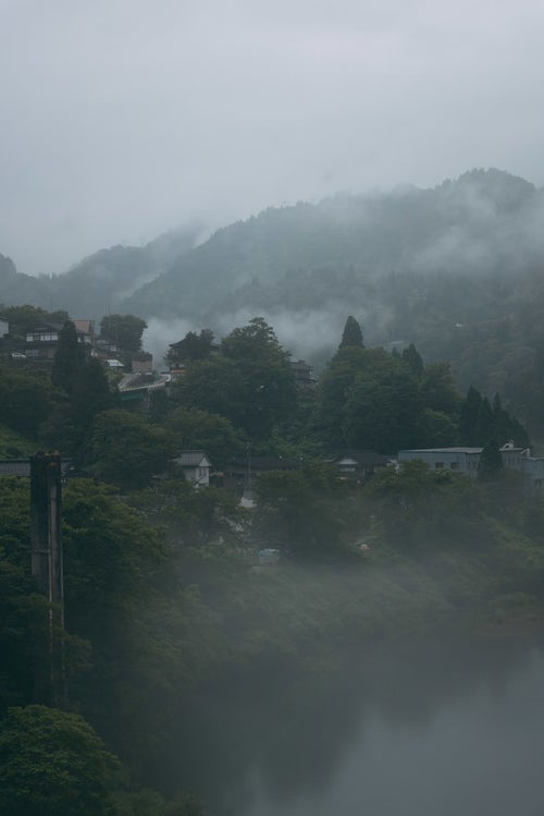 濃霧に覆われた渓谷の町（富山県南砺市）の写真