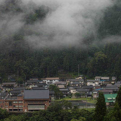 霧覆う山と集落（富山県南砺市）の写真