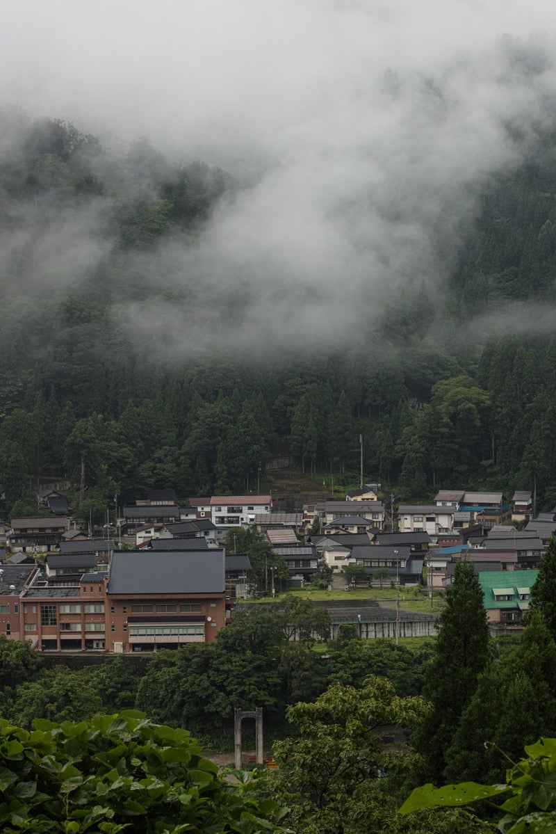 「霧覆う山と集落（富山県南砺市）」の写真
