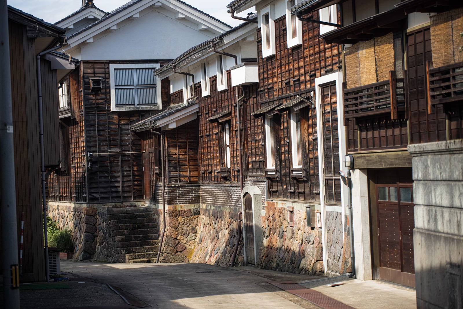 「風情ある蔵と蔵回廊（富山県南砺市）」の写真