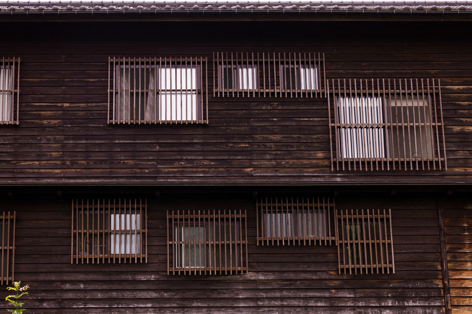 「格子の木造の家屋」の写真