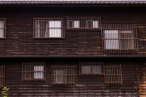 格子の木造の家屋の写真