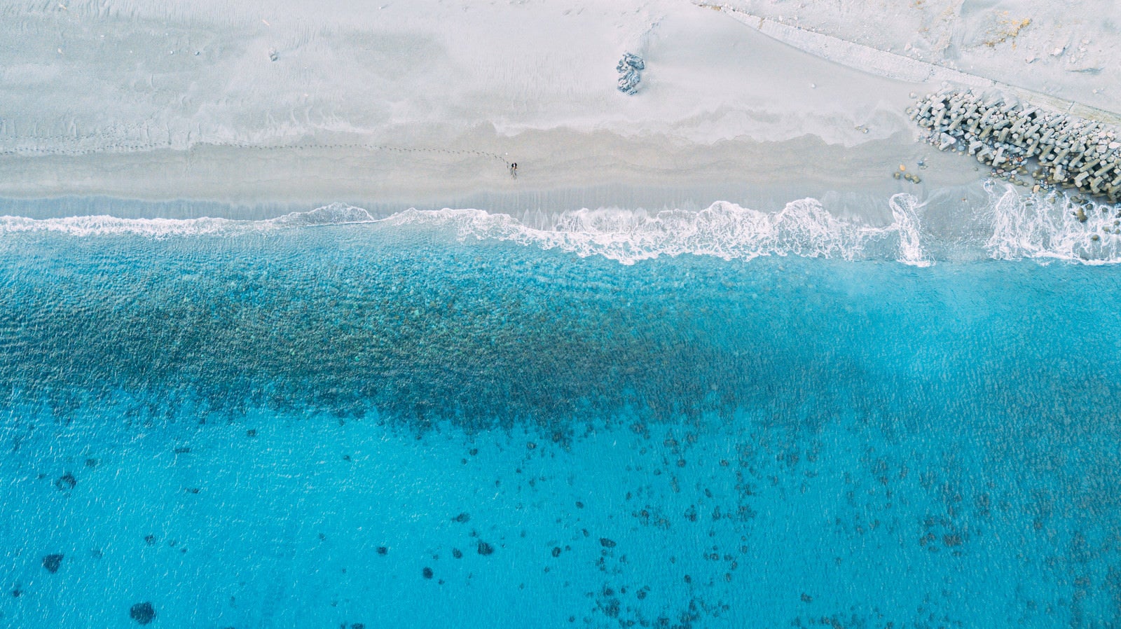 「砂浜の足跡と美しい神津島の海（多幸湾）」の写真