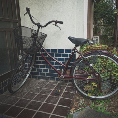 空き家の使われなくなった自転車の写真