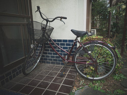 空き家の使われなくなった自転車の写真