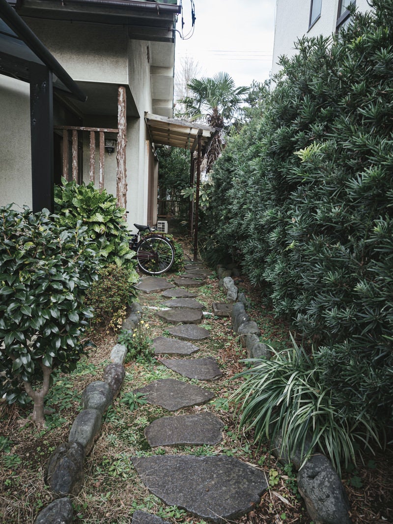 「空き家の玄関前」の写真