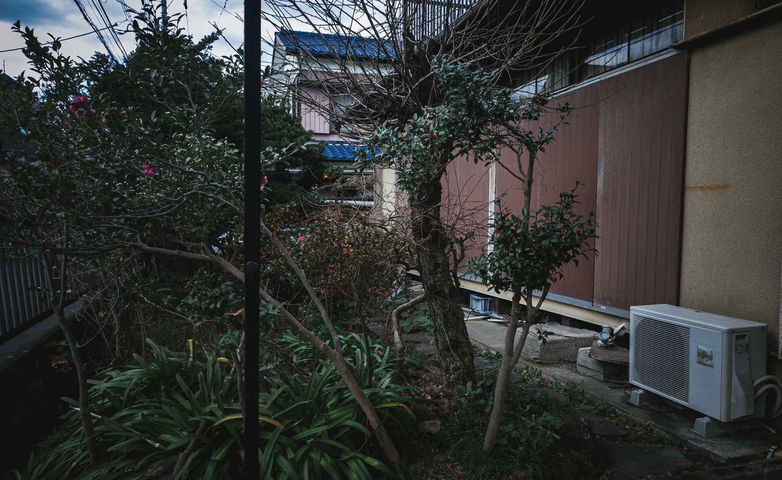 「雨戸が閉まった空き家の様子」の写真