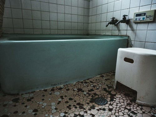 汚れた浴室の写真