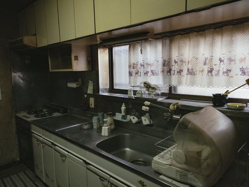 昭和感漂うキッチンの様子の写真