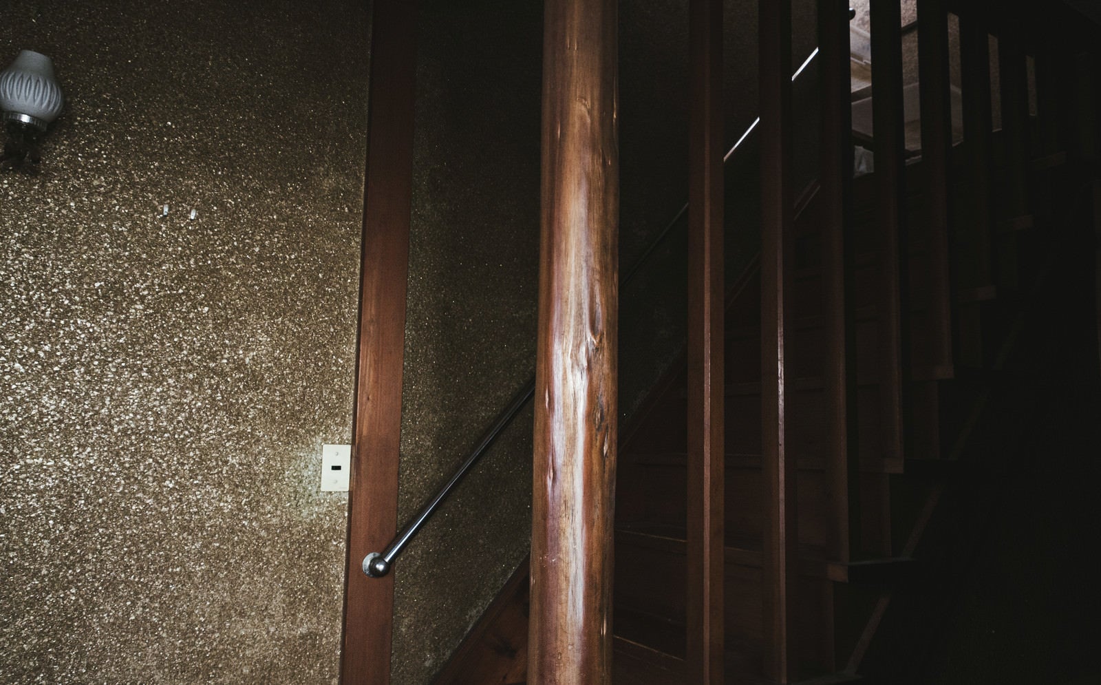 「２階に上がる木造の階段」の写真