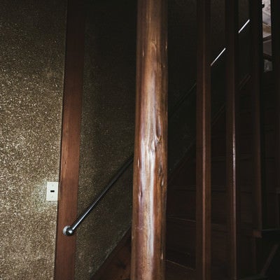 ２階に上がる木造の階段の写真