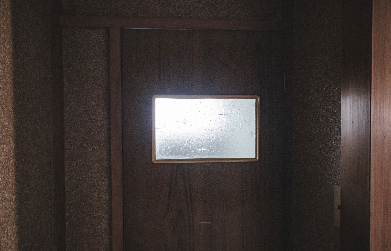 「くもりガラスのお手洗いのドア」の写真