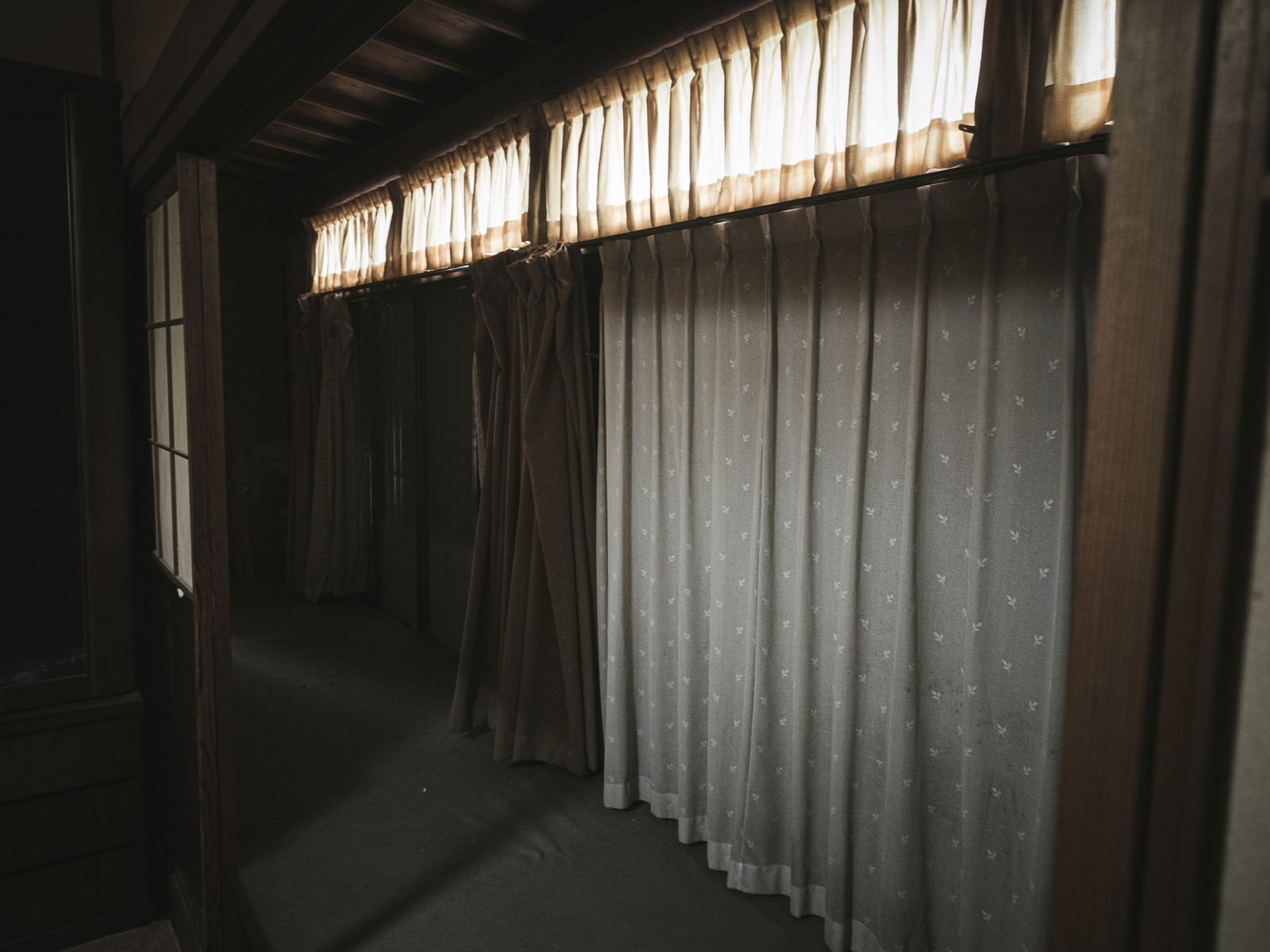「昭和民家に色違いのカーテン」の写真