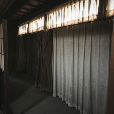 昭和民家に色違いのカーテンの写真
