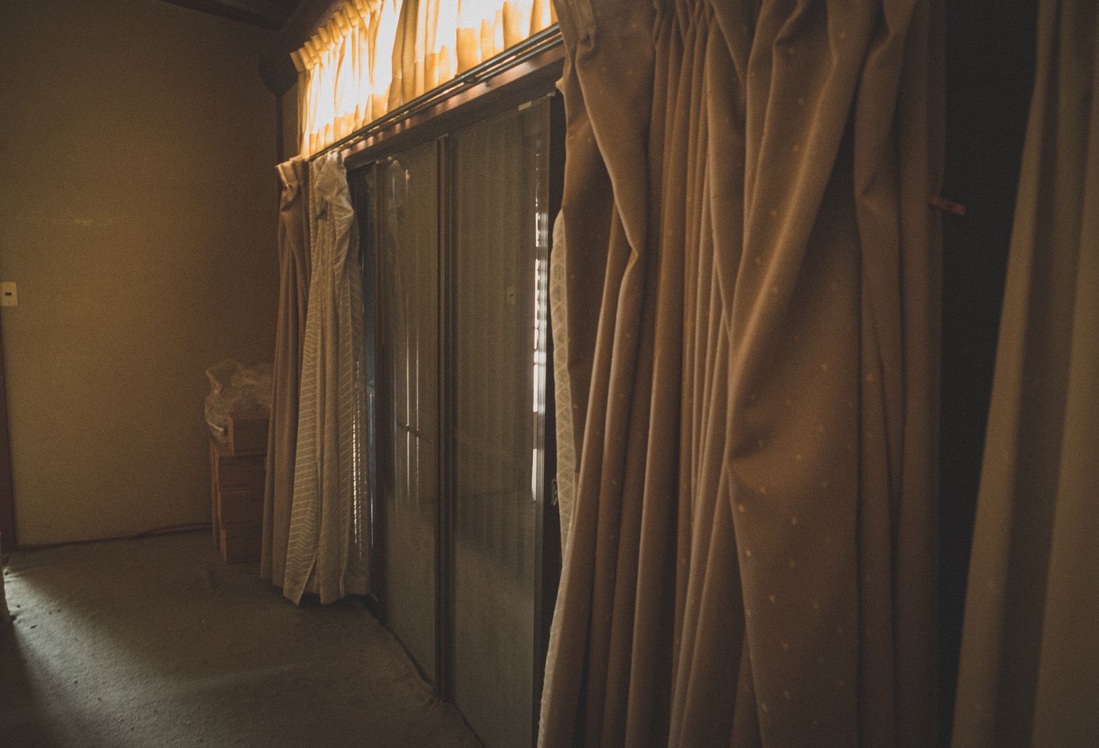 「閉め切った空き家のカーテン」の写真