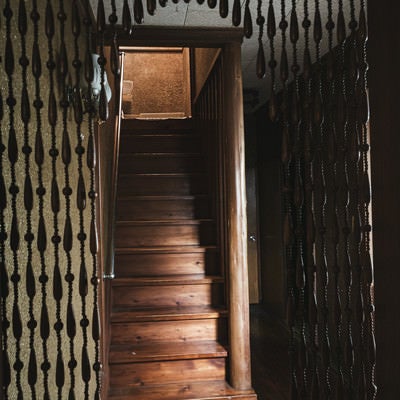 レトロな古民家の階段の写真