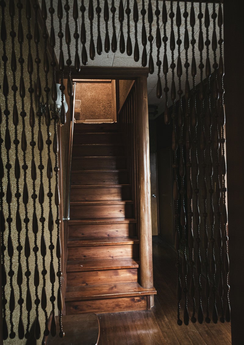 「レトロな古民家の階段」の写真