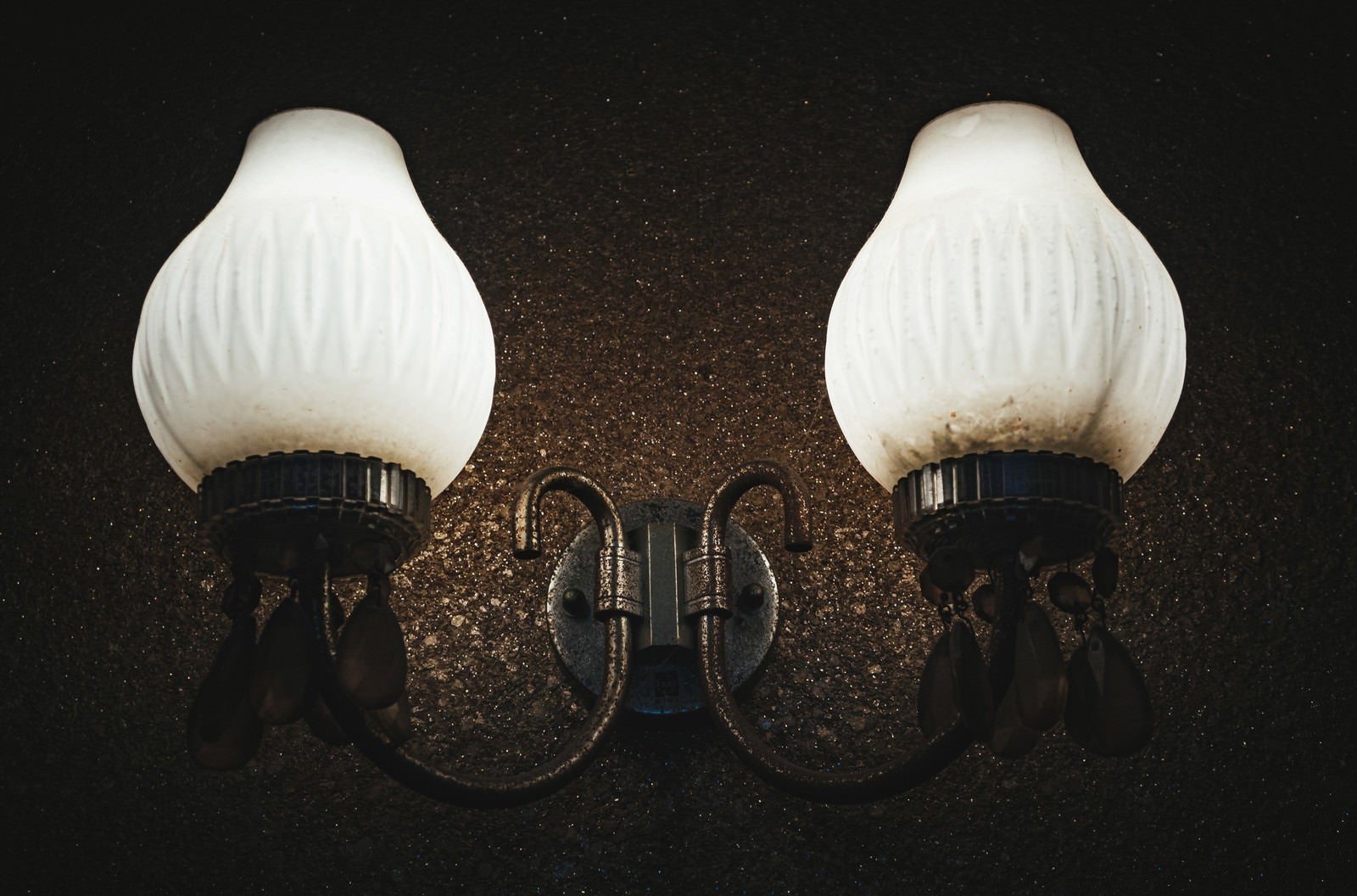 「薄暗いアンティーク調の照明器具」の写真