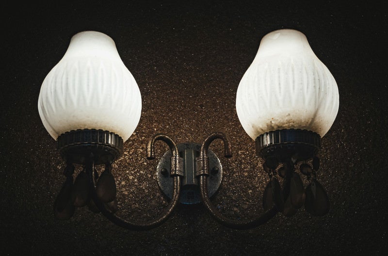 薄暗いアンティーク調の照明器具の写真