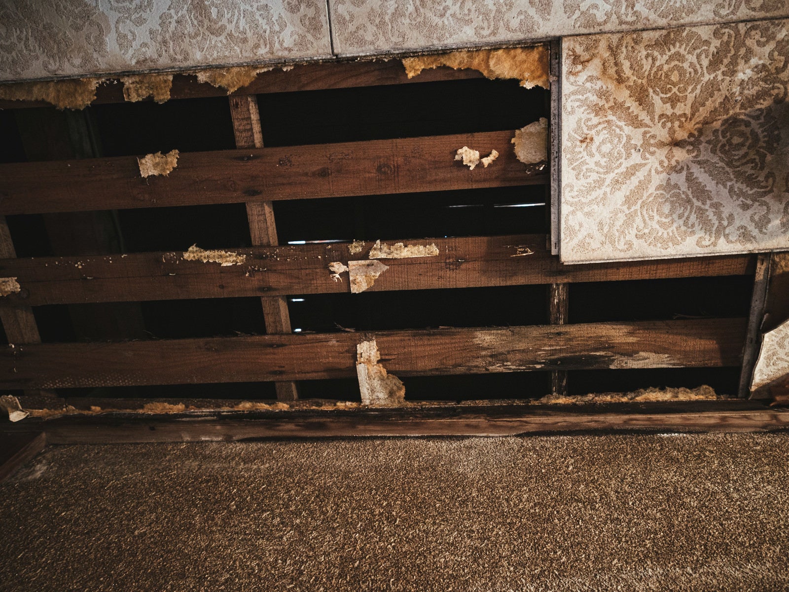 「木造家屋の剥がれ落ちた天井」の写真