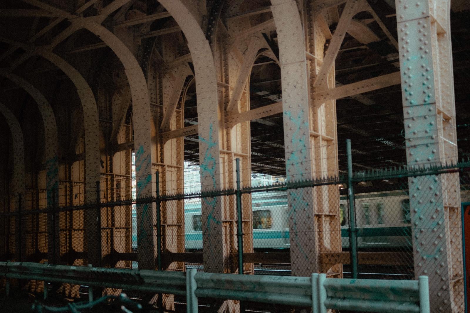 無骨な鉄骨と通り過ぎる電車 photo