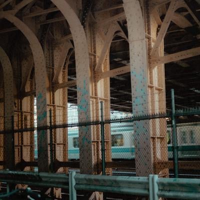 無骨な鉄骨と通り過ぎる電車の素材