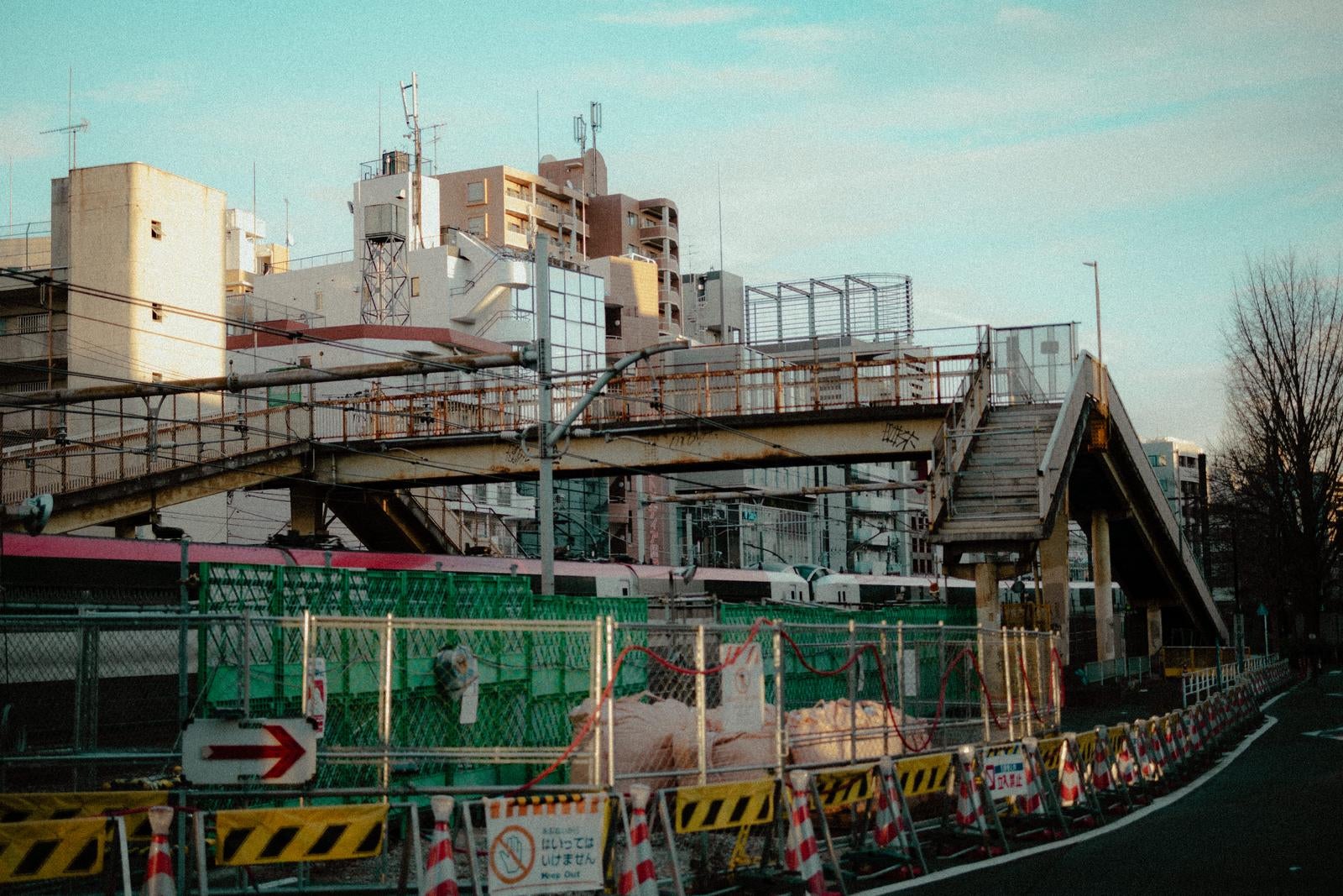 「再開発の中にたたずむ古い高架歩道橋（渋谷）」の写真