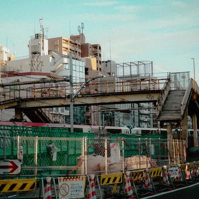 再開発の中にたたずむ古い高架歩道橋（渋谷）の写真