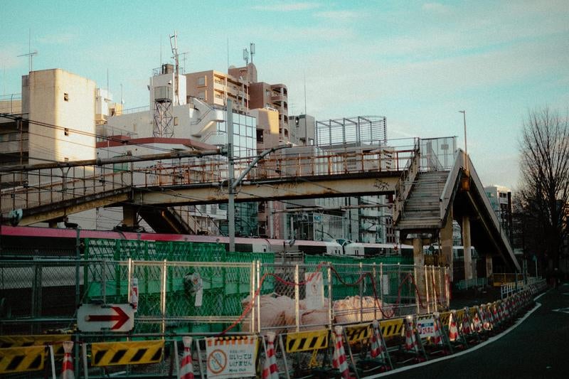 再開発の中にたたずむ古い高架歩道橋（渋谷）の写真